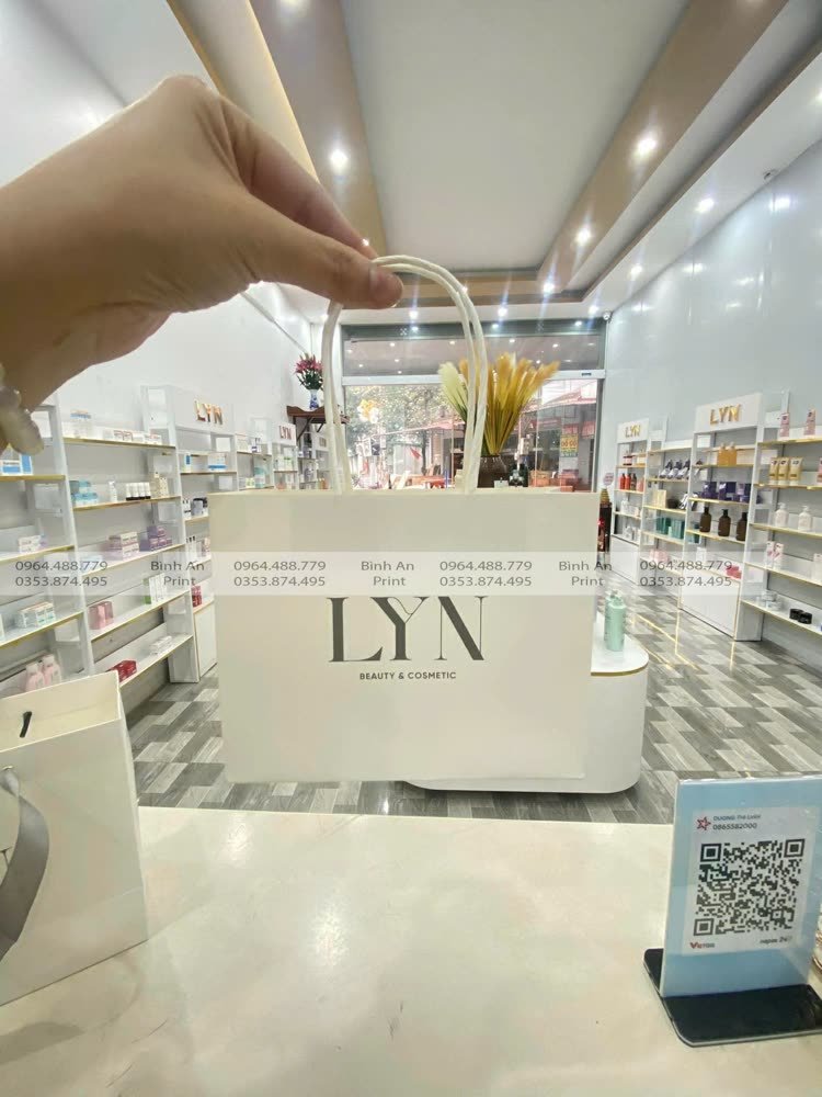 Túi giấy trắng LYN đặt trên quầy cửa hàng mỹ phẩm, ảnh khách gửi