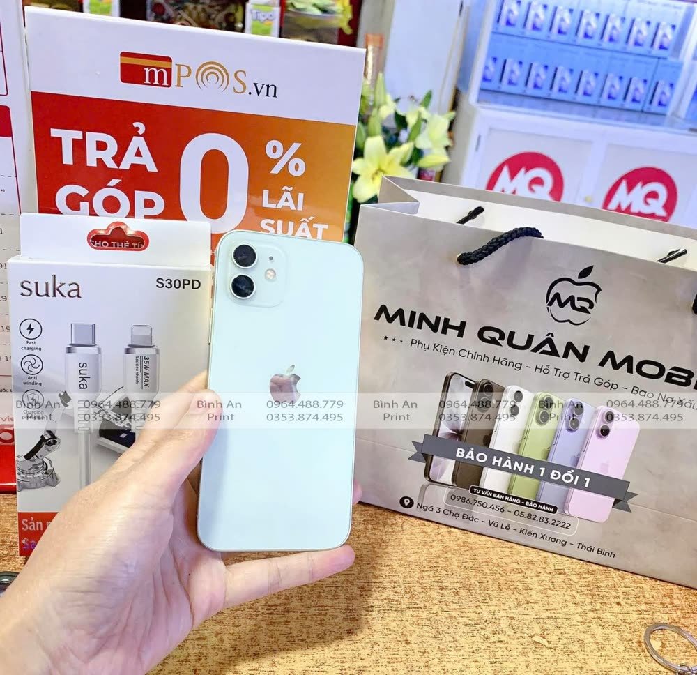 Túi giấy Minh Quân Mobile cạnh điện thoại trong cửa hàng, ảnh khách gửi