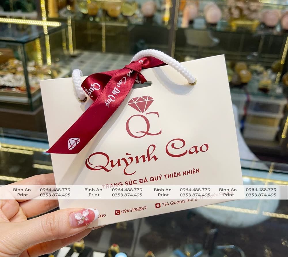 Túi giấy Quỳnh Cao thắt nơ đỏ cạnh hộp nhẫn, ảnh khách gửi