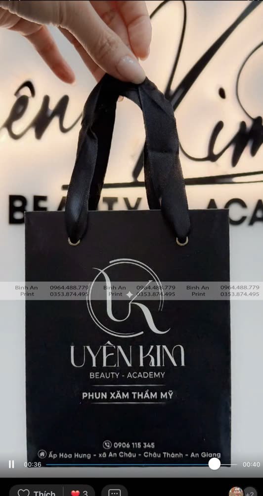 Túi giấy đen Uyên Kim Beauty Academy, ảnh khách gửi