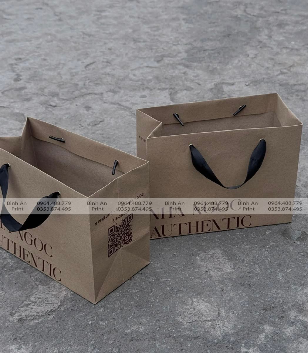 Túi kraft nâu logo nhỏ, Kraft nâu 170gsm, quai dây lụa xỏ, do In Bình An in